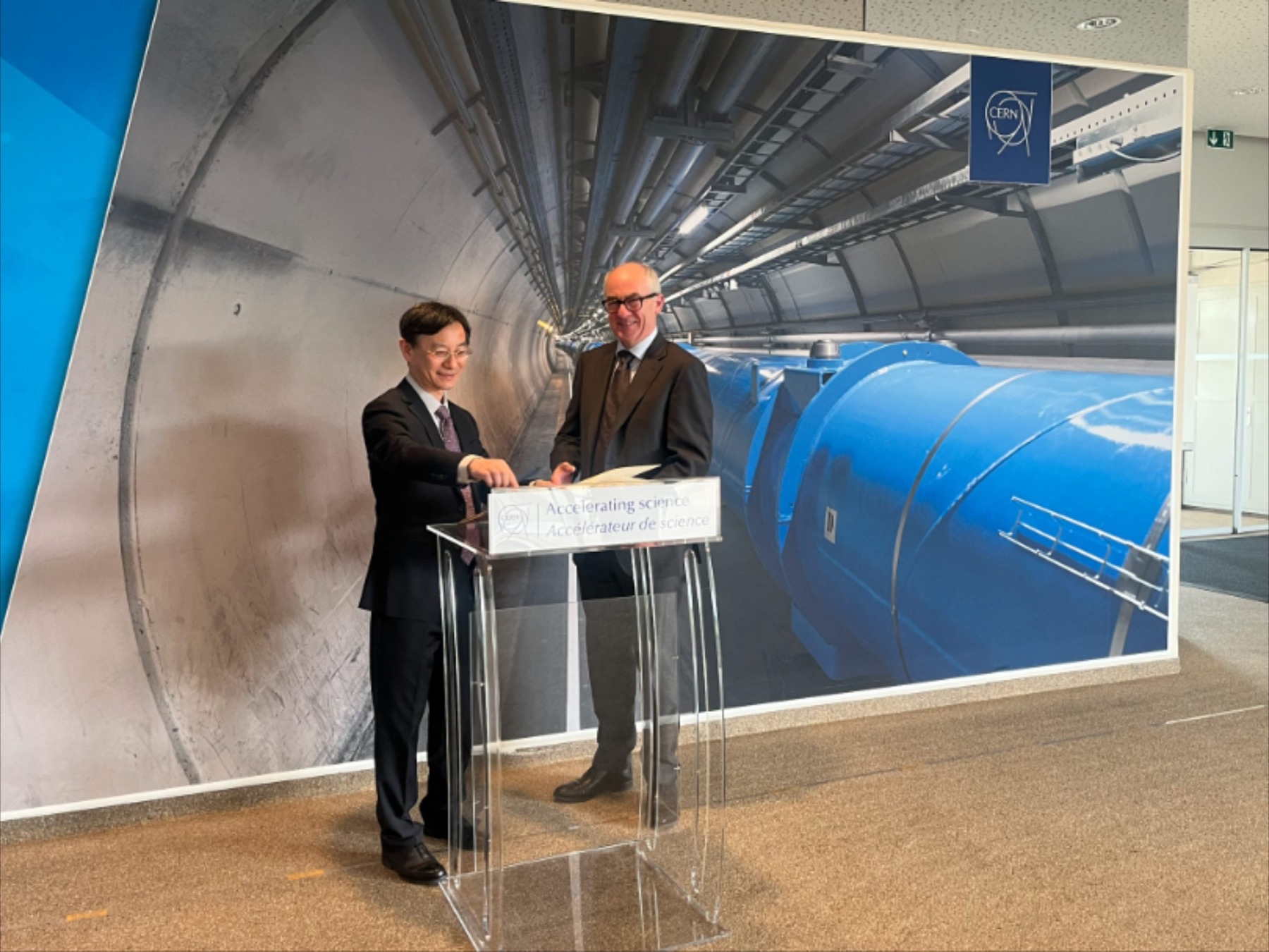 曹俊所长与 CERN 总干事会谈
